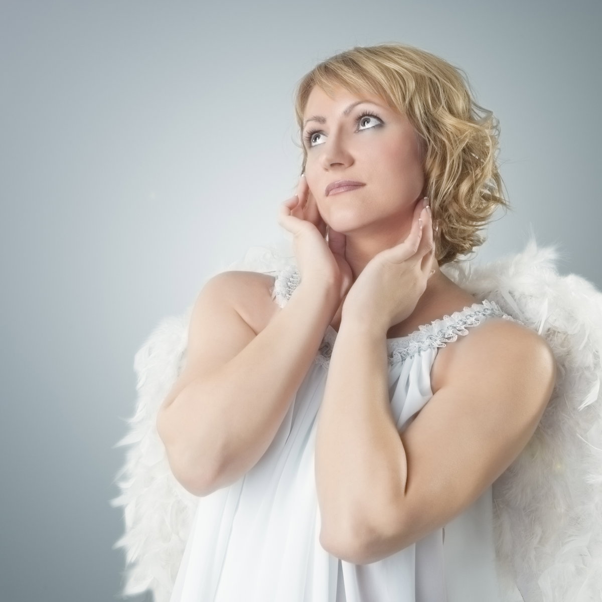 Frau als Engel verkleidet