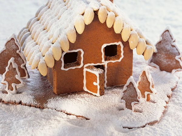 Lebkuchenhaus mit Mandeln