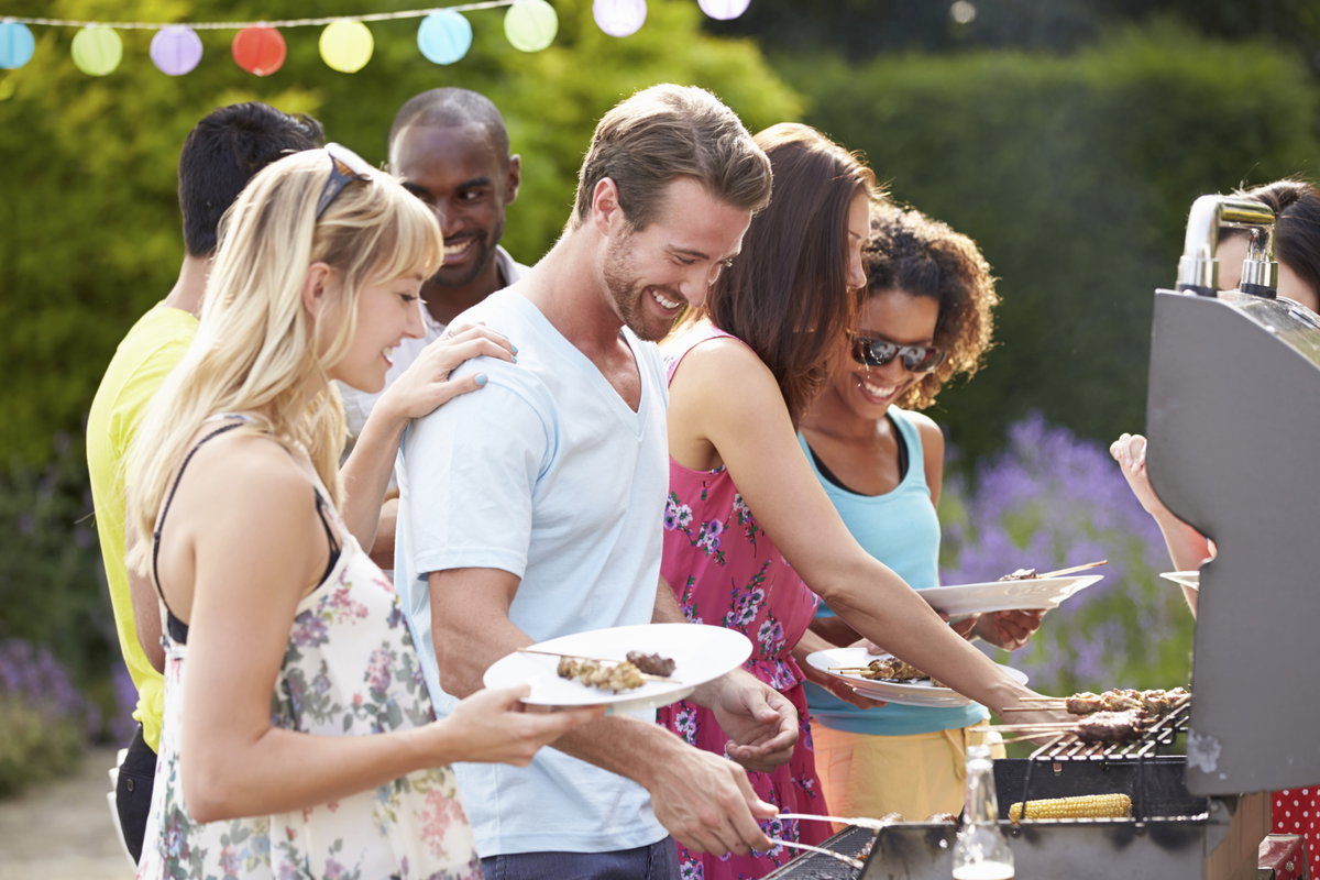 Freunde grillen im Garten - Mit unseren Grill-Tipps und Ideen zaubern Sie für Ihren Gäste Neues auf den Grill