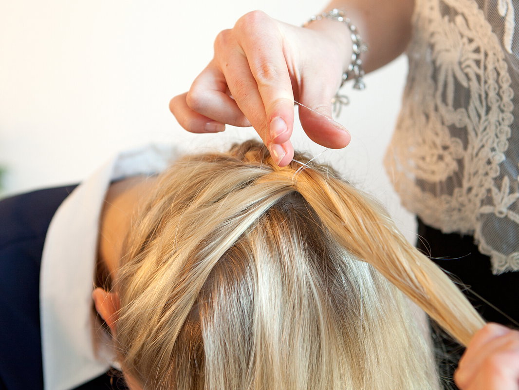 Haare mit Haargummi fixieren
