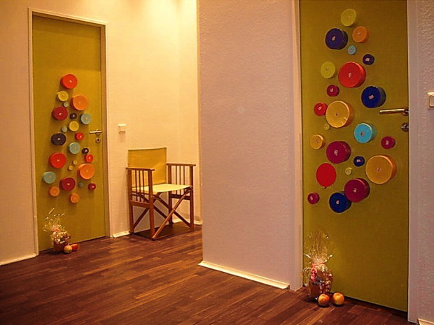 Selbstgemachter Adventskalender mit Geschenken in Rundschachteln an der Zimmertür