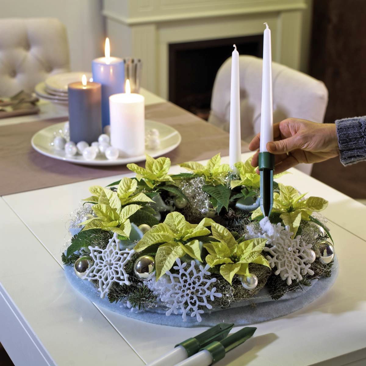 Adventskranz mit weißen Weihnachtssternen selbst stecken