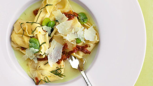 Cornelia Polettos Rezept für Agnolotti mit cremiger Kartoffelfüllung in Salbeibuttersoße