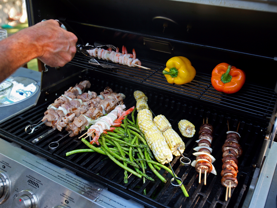 Großer Gasgrill voller Grillgut
