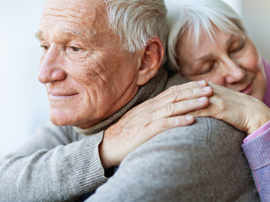 Ein alter Mann und eine alte Frau haben Alzheimer - mehr Infos finden Sie hier