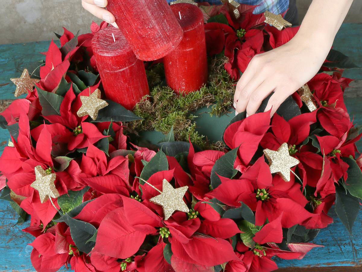 Adventskranz mit Kerzen und Trockesteckmasse