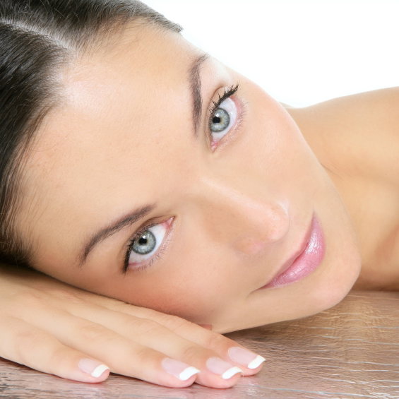 Anti Aging: Junge Frau mit glatter Haut