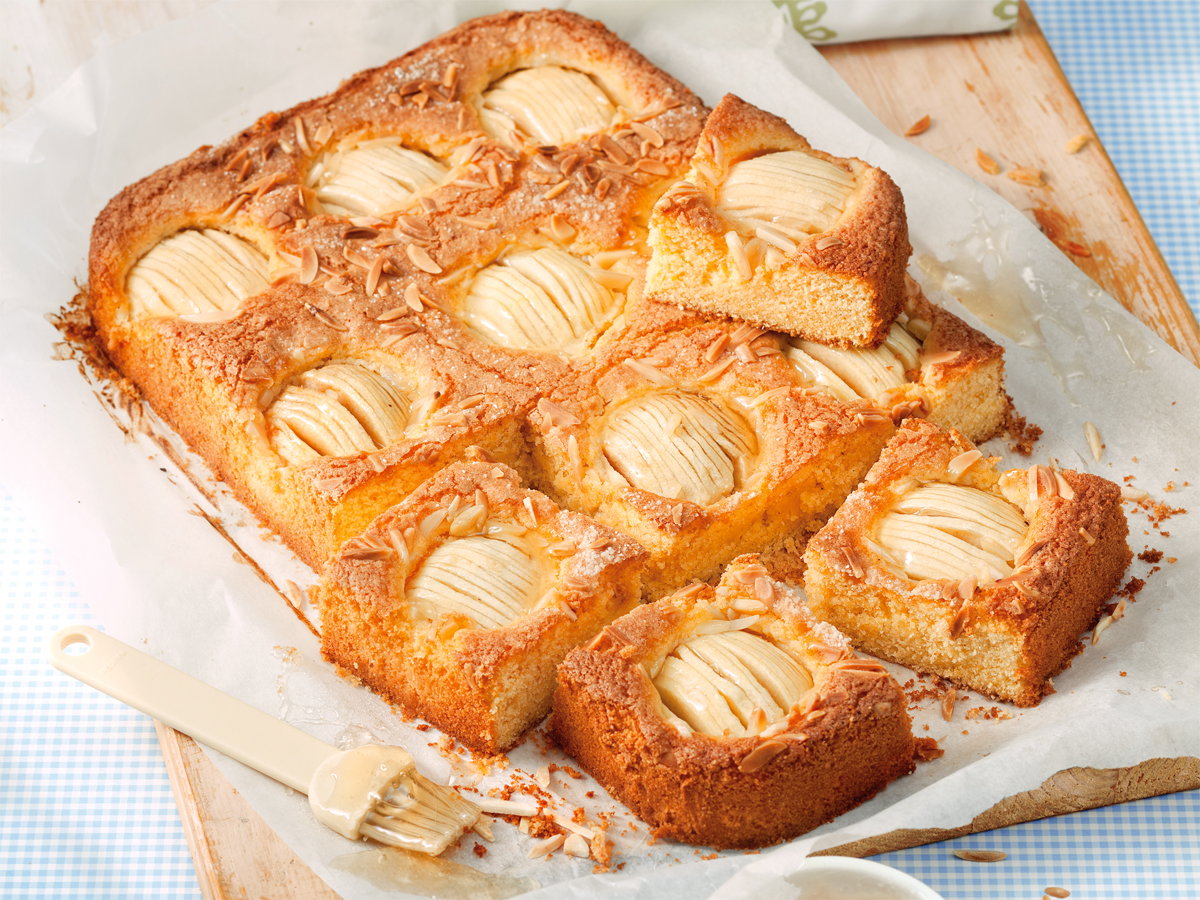 Klassischer Apfelkuchen mit feinen Mandelsplittern und großen Apfelstücken