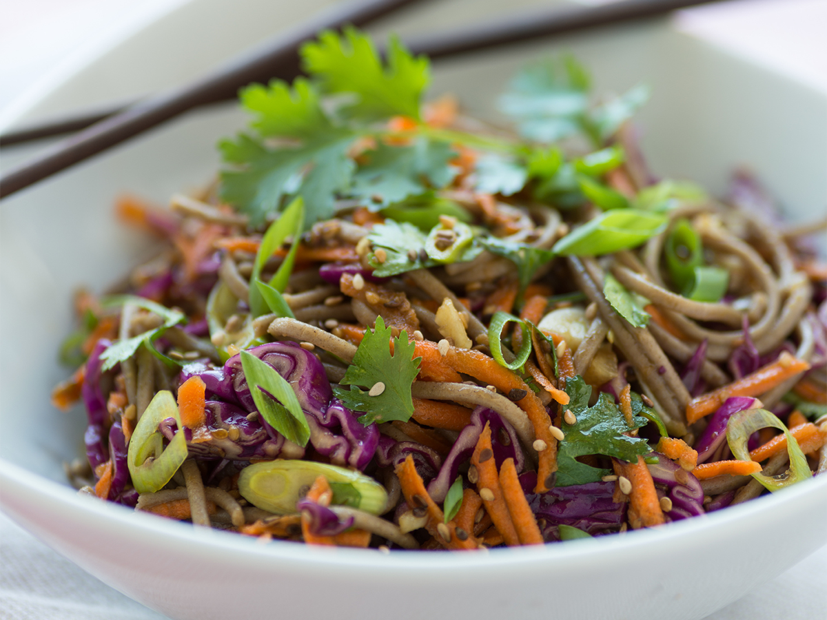 Asiatischer Reisnudelsalat mit Hackfleisch und Mango