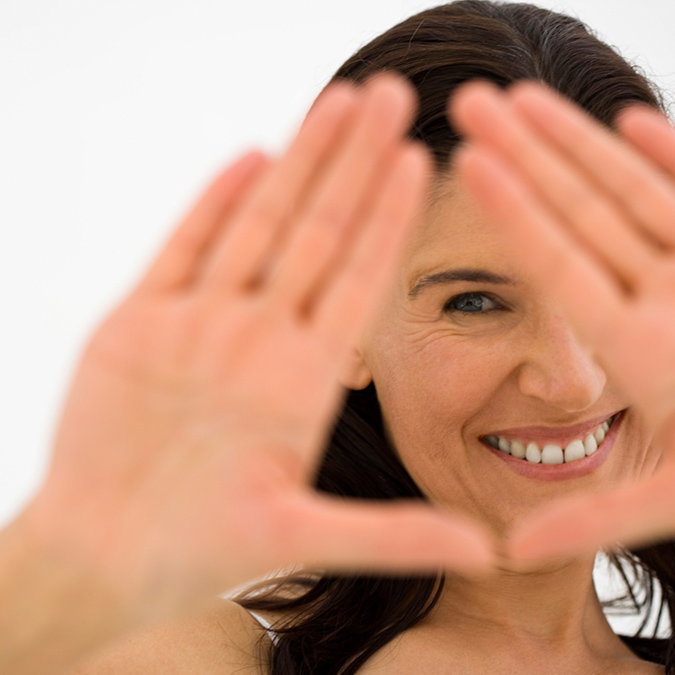 Frau versteck ihr Gesicht - Mit unseren Tipps können Sie die Fältchen zumindest ein wenig eindämmen