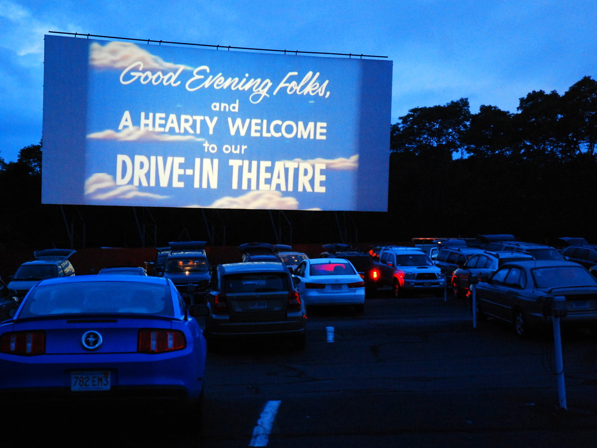 Autokino: Autos stehen vor Leinwand