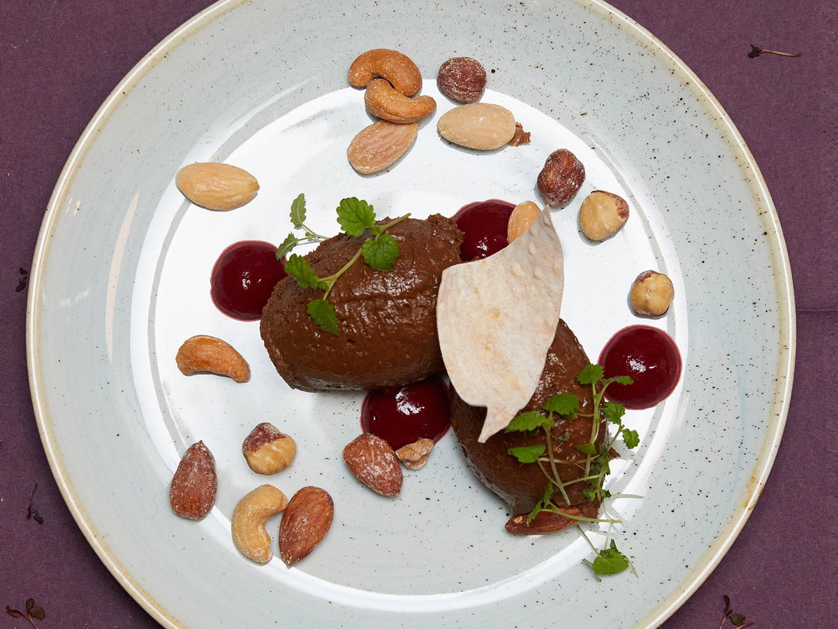 Dessert: Rundete das Menü perfekt ab: Eine fluffige Mousse aus Schokolade und Avocado, garniert mit Nüssen – da können nicht nur Naschkatzen scher widerstehen.