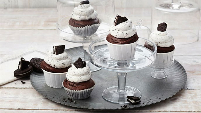 Schoko-Cupcakes mit Oreo-Keksen und sahnigem Topping