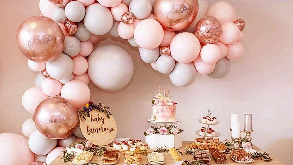 Alle fliegen gerade auf diese Ballonbögen aus dem Netz