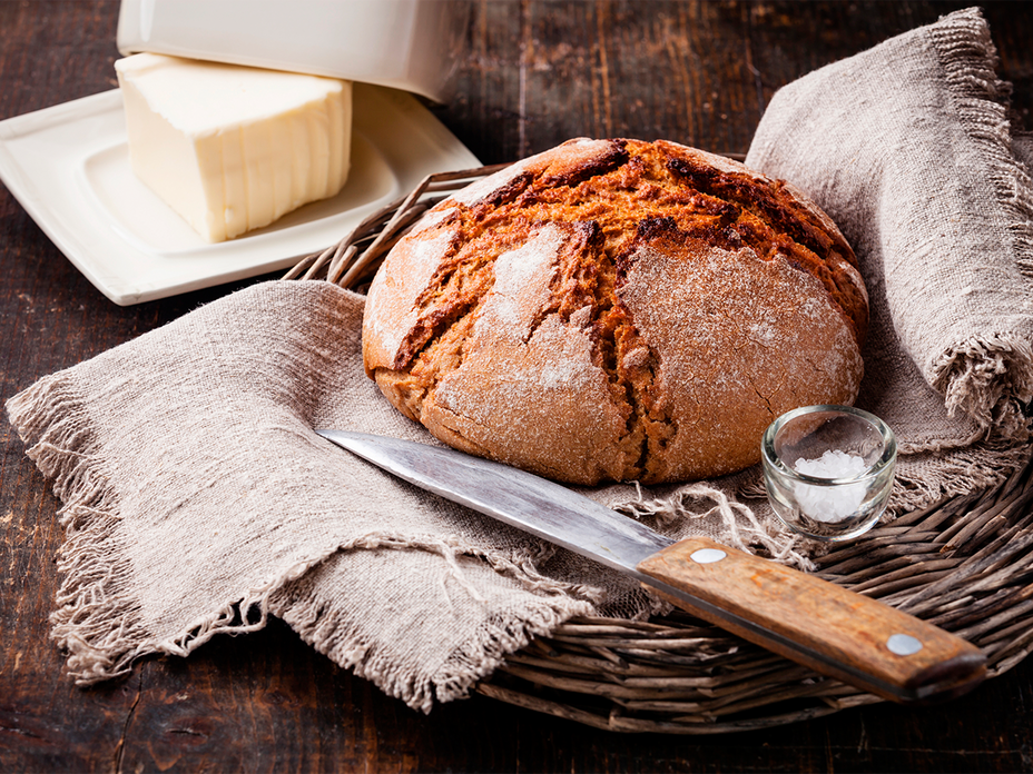 frisches Bauernbrot, Butter und Salz