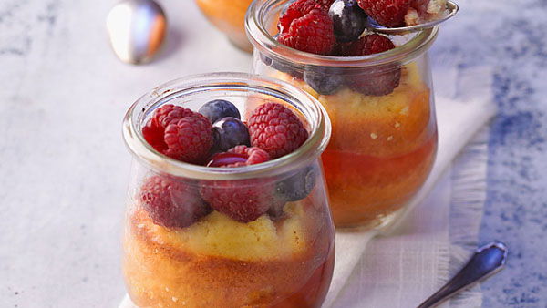 Rote-Beeren-Kuchen im Glas
