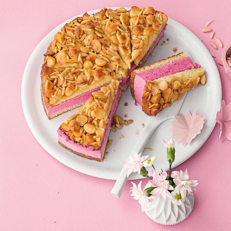 Bienenstich Torte mit Himbeercreme