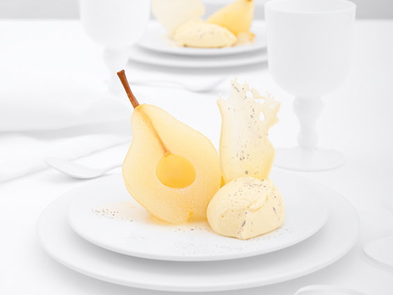Weißes Schokoladen-Mousse mit Basilikum-Birnen-Kompott und Schokoladen-Segeln