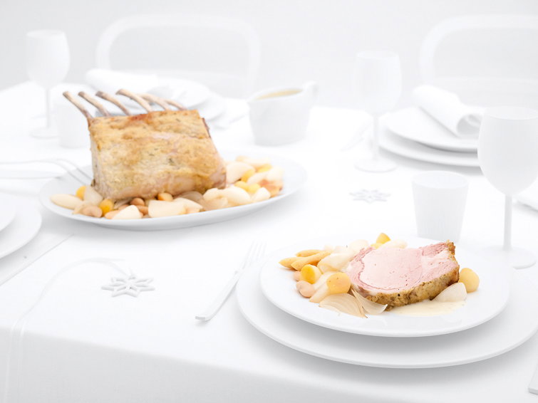 Schweinekarree mit weißen Bohnen und Apfel