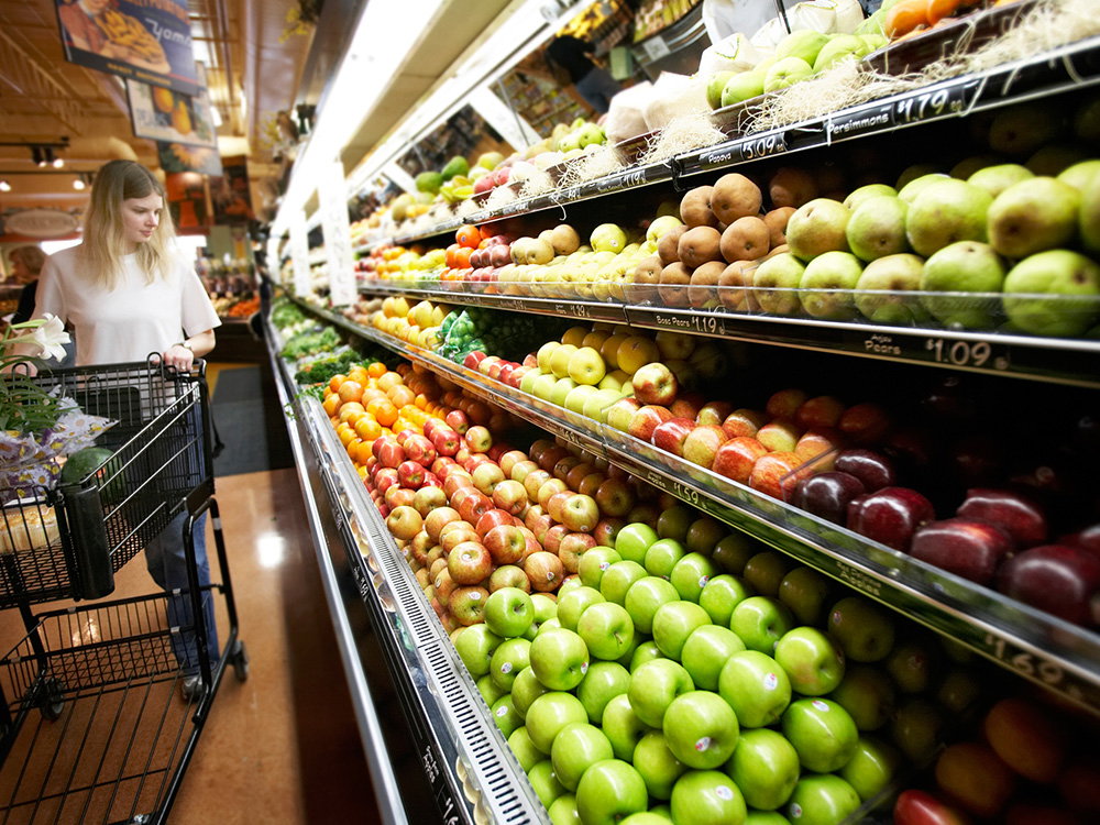 Bio Obst und Gemüse im Supermarktregal - Interessante Artikel über Bio-Produkte