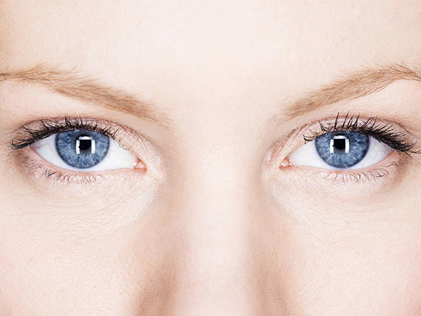 Blaue Augen: Augenfarbe ändern mit einer OP