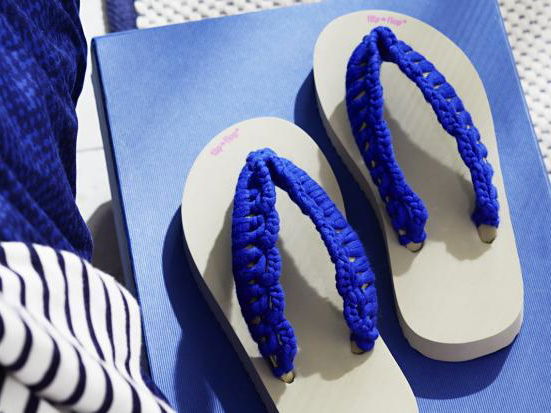 Blaue Flip Flops mit Häkel-Steg