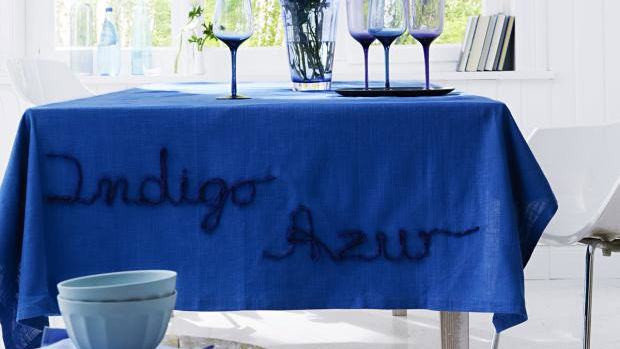 Blaue bestickte Tischdecke