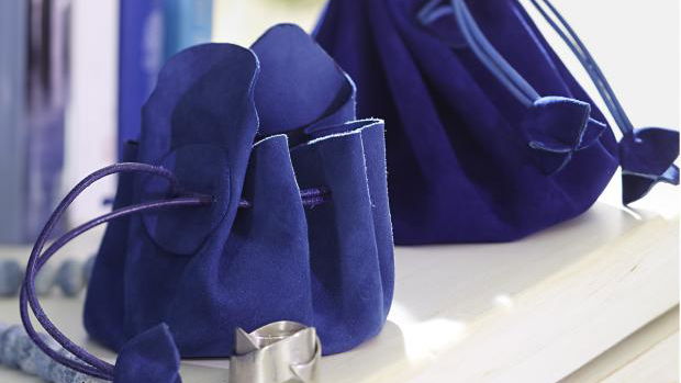 Blauer Schmuckbeutel aus Leder