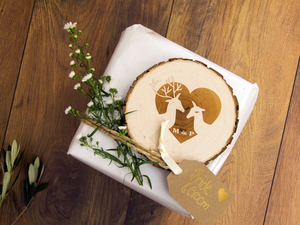 Geschenkverpackung mit Baumscheibe und Blüten