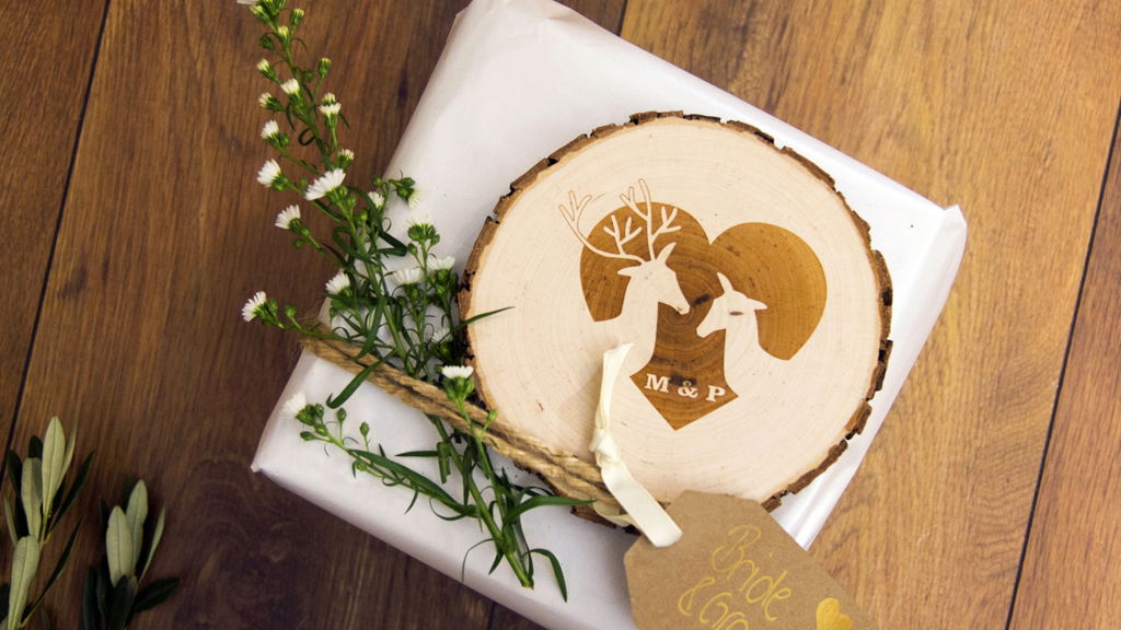 Romantische Geschenkverpackung mit Baumscheibe