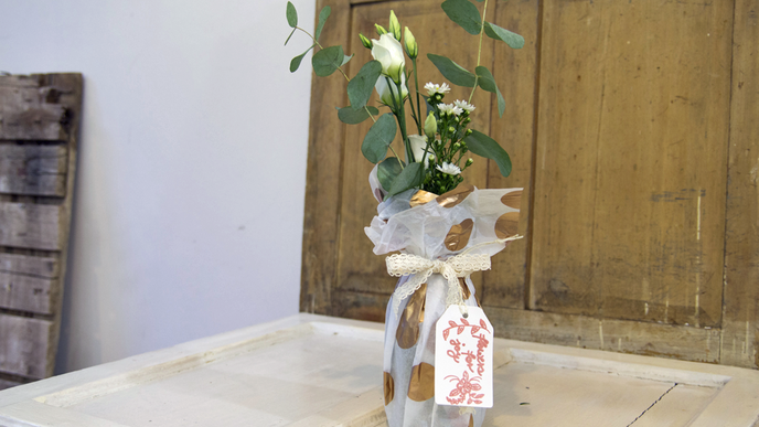 Blumiger Hochzeitsgruß in selbst verzierter Vase