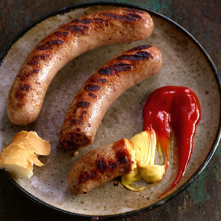 Selbstgemachte Bratwurst mit Senf und Ketchup