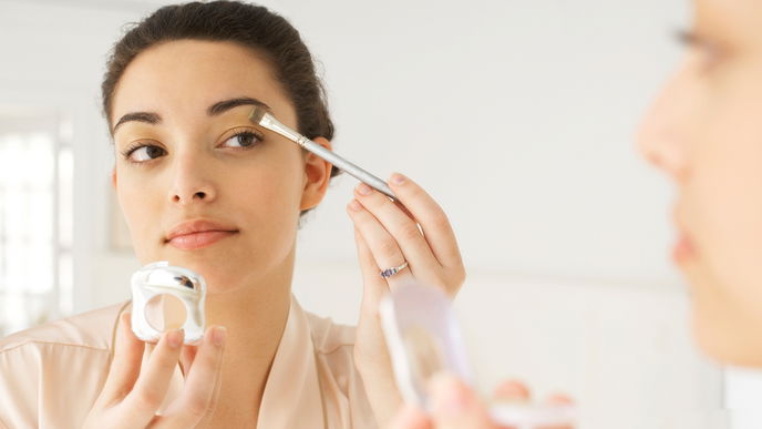 Jünger schminken mit diesem Augen-Make-up