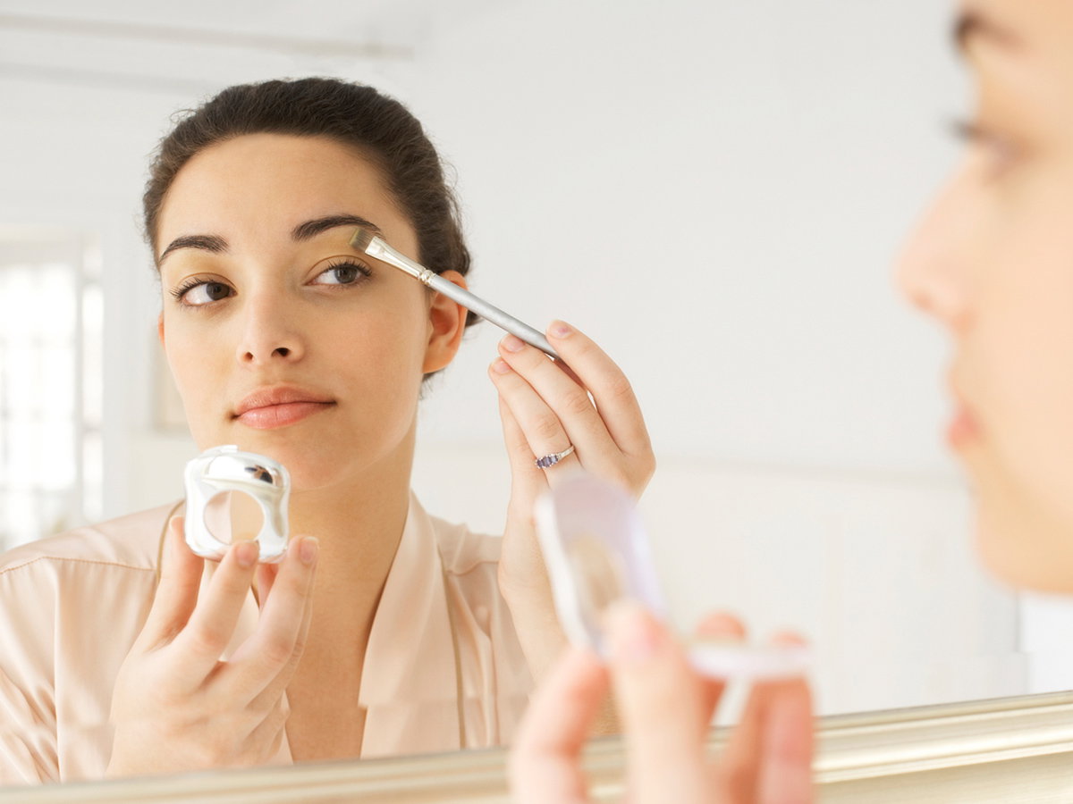 Frau schminkt sich die Augen - Wir geben Tipps für das perfekte Make-up für Rehaugen und Schneewittchen
