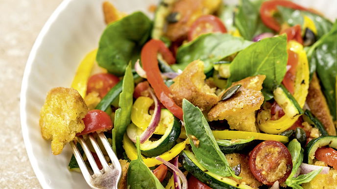 Brotsalat mit gegrilltem Gemüse und Kürbiskernen