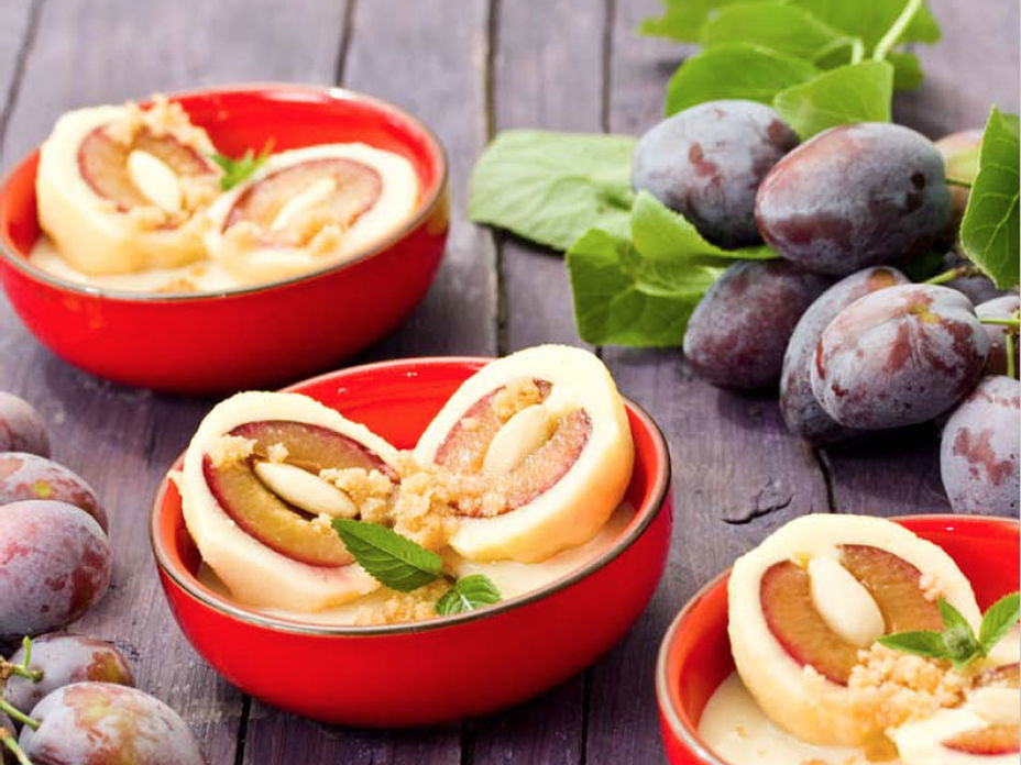 Bühler Zwetschgenknödel in Dessertschalen mit frischen Zwetschgen