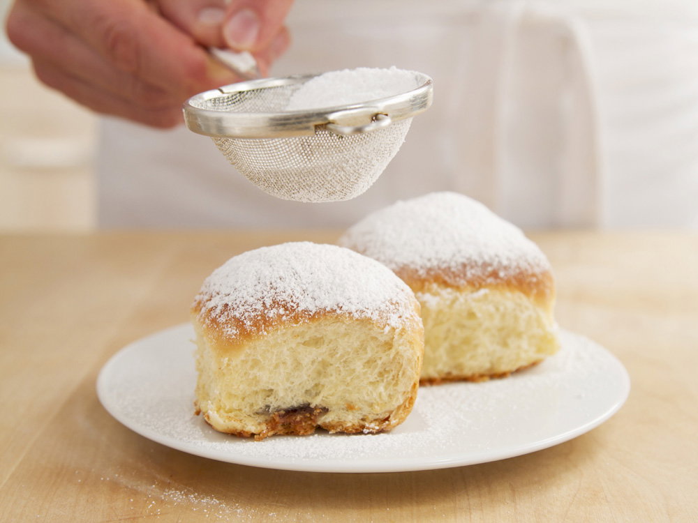 Rezept für luftige Mirabellen-Buchteln mit Puderzucker