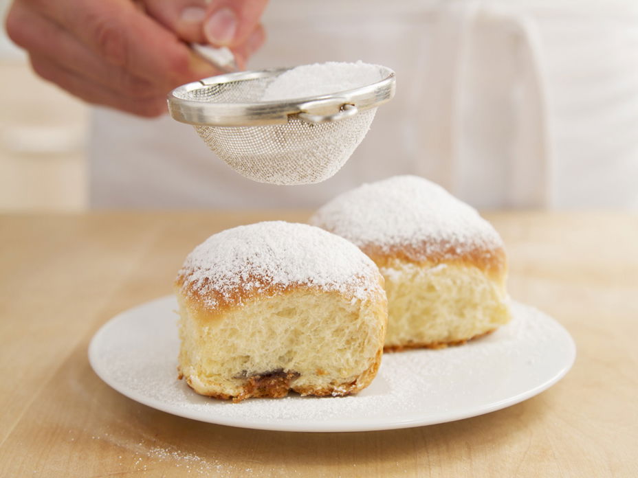 Rezept für luftige Mirabellen-Buchteln mit Puderzucker