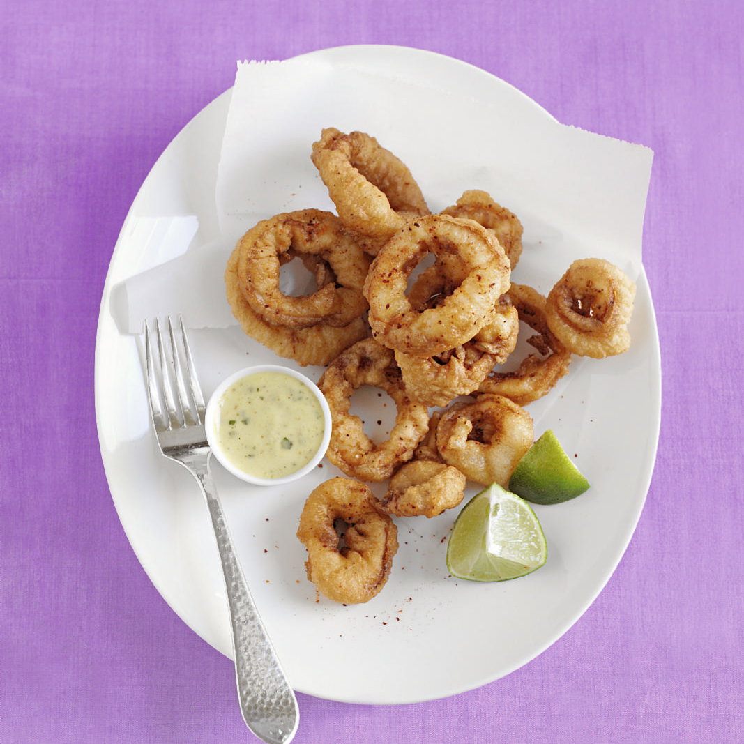 Calamari fritti mit leckerer Koriander-Aioli - Das Rezept für die frittierten Tintenfisch-Ringe finden Sie bei uns