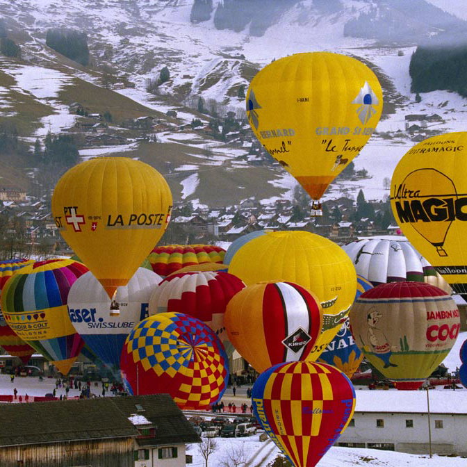Heißluftballons steigen auf in die Höhe