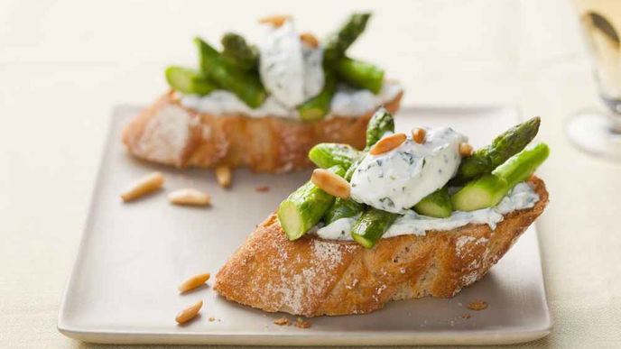 Spargelcrostini mit Ziegenkäse