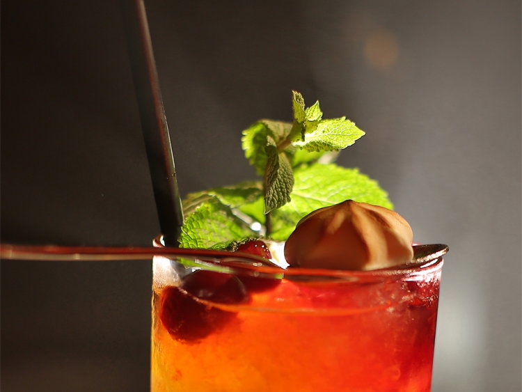 Cherry-Walker-Cocktail mit dem Whiskey von Johnnie Walker