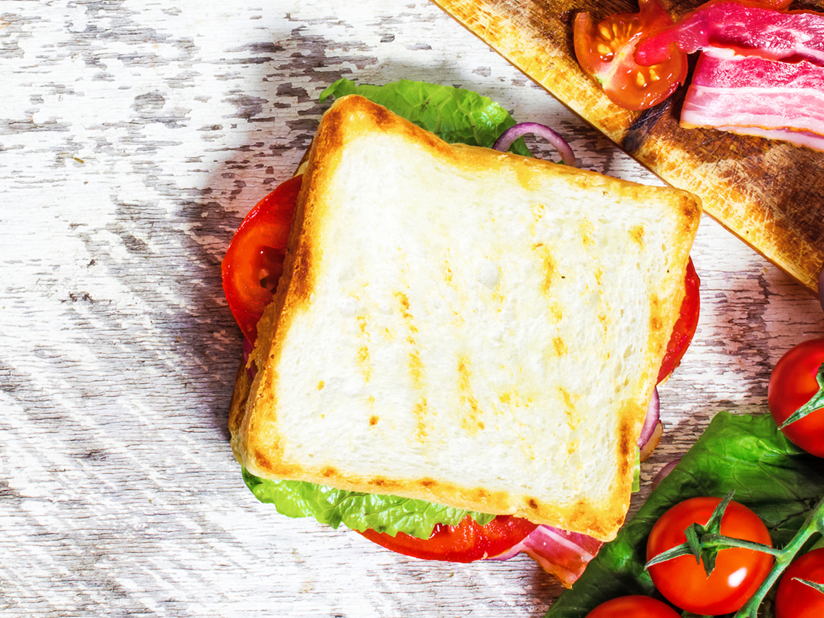 Club-Sandwich mit Koriandermayonnaise