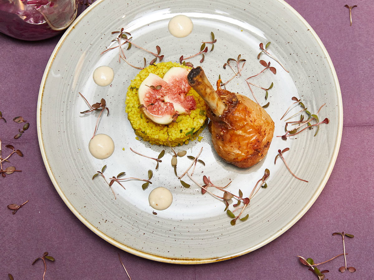 2. Gang: Raffinierter, marokkanisch inspirierter Appetithappen: orientalischer Couscous mit Feigendip und Gewürzhuhn – ein vorzügliches Gespann, wie alle Teilnehmer fanden.