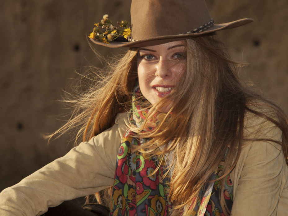 Frau ist als Cowgirl verkleidet - Tipps für das Make-up an Karneval