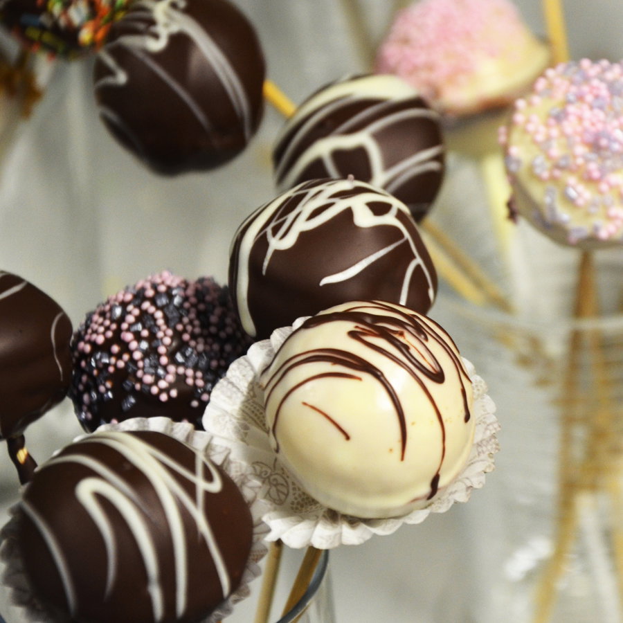 Süße Kuchenbällchen: Leckere Cake Pops mit Schokoladen-Überzug selber machen