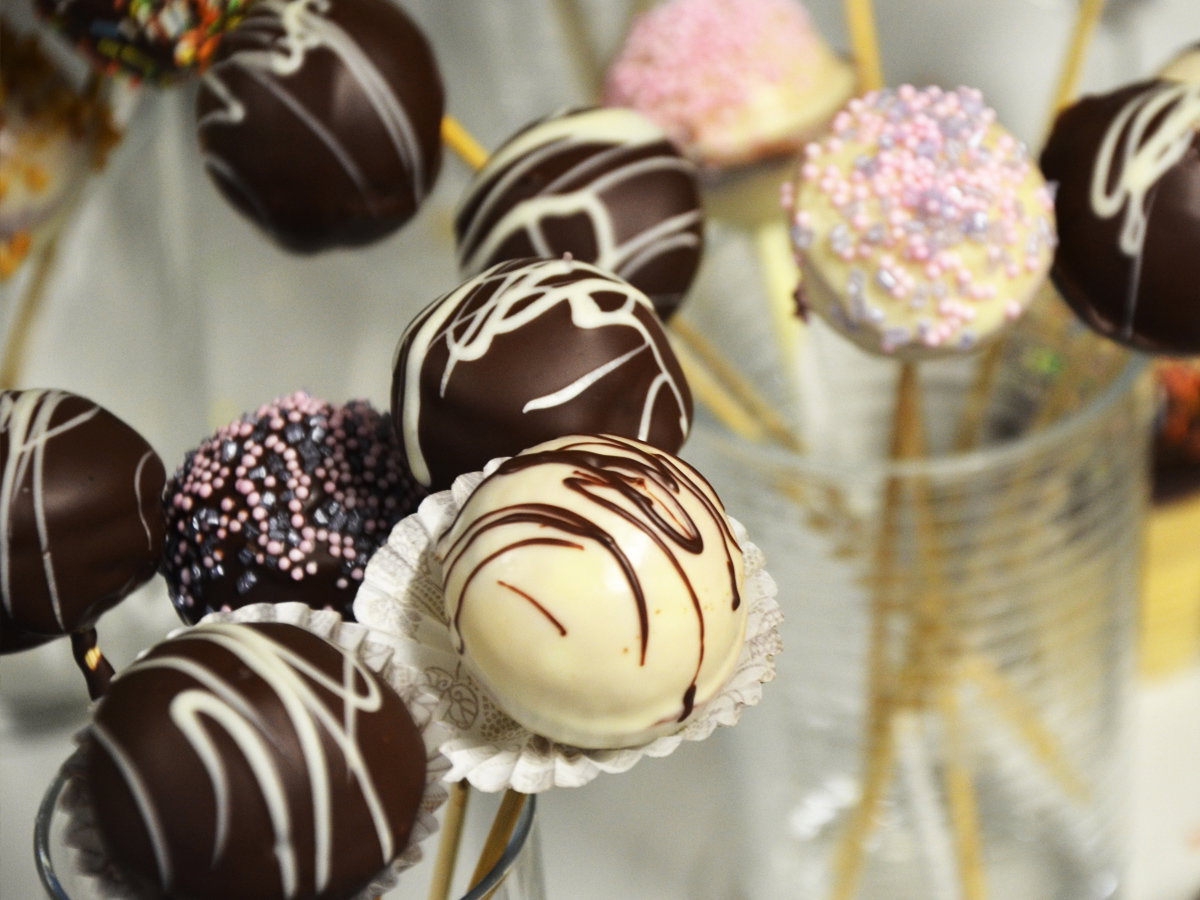 Süße Kuchenbällchen: Leckere Cake Pops mit Schokoladen-Überzug selber machen