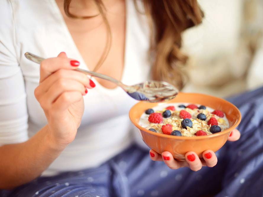 Dieses Frühstück essen schlanke Frauen