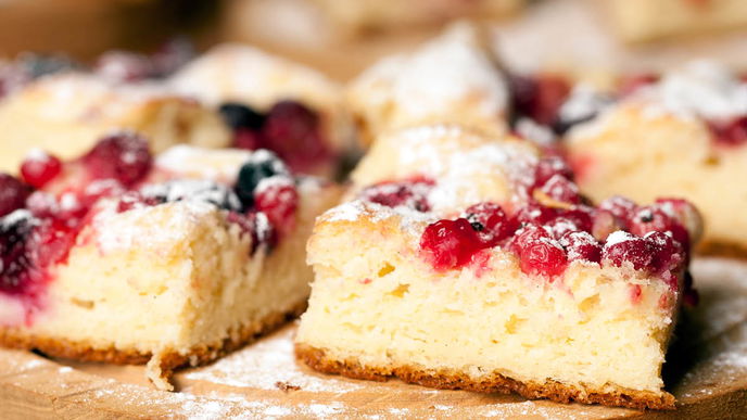 Blechkuchen mit Kirschen und Beeren