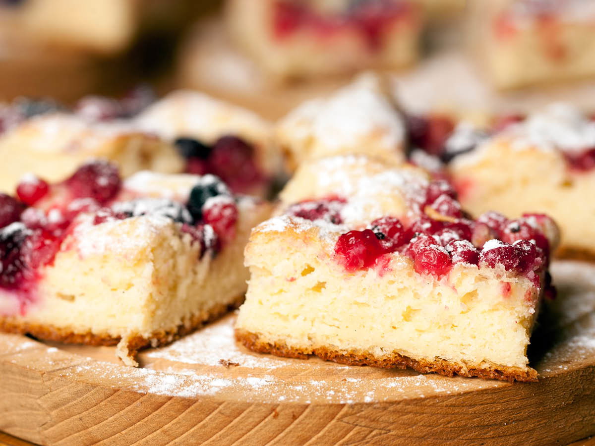 Einfacher Blechkuchen mit Kirschen und Beerenmix
